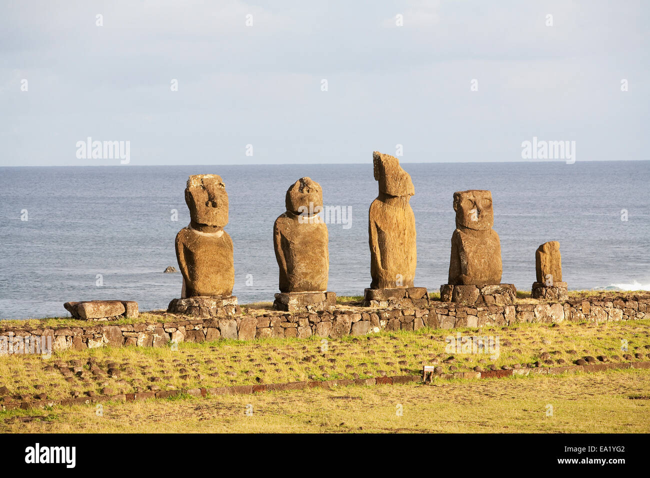 Ahu Vai Ure A Tahai complesso cerimoniale Tahai, restaurata da Mulloy e Ayres. Rapa Nui (l'Isola di Pasqua), Cile Foto Stock