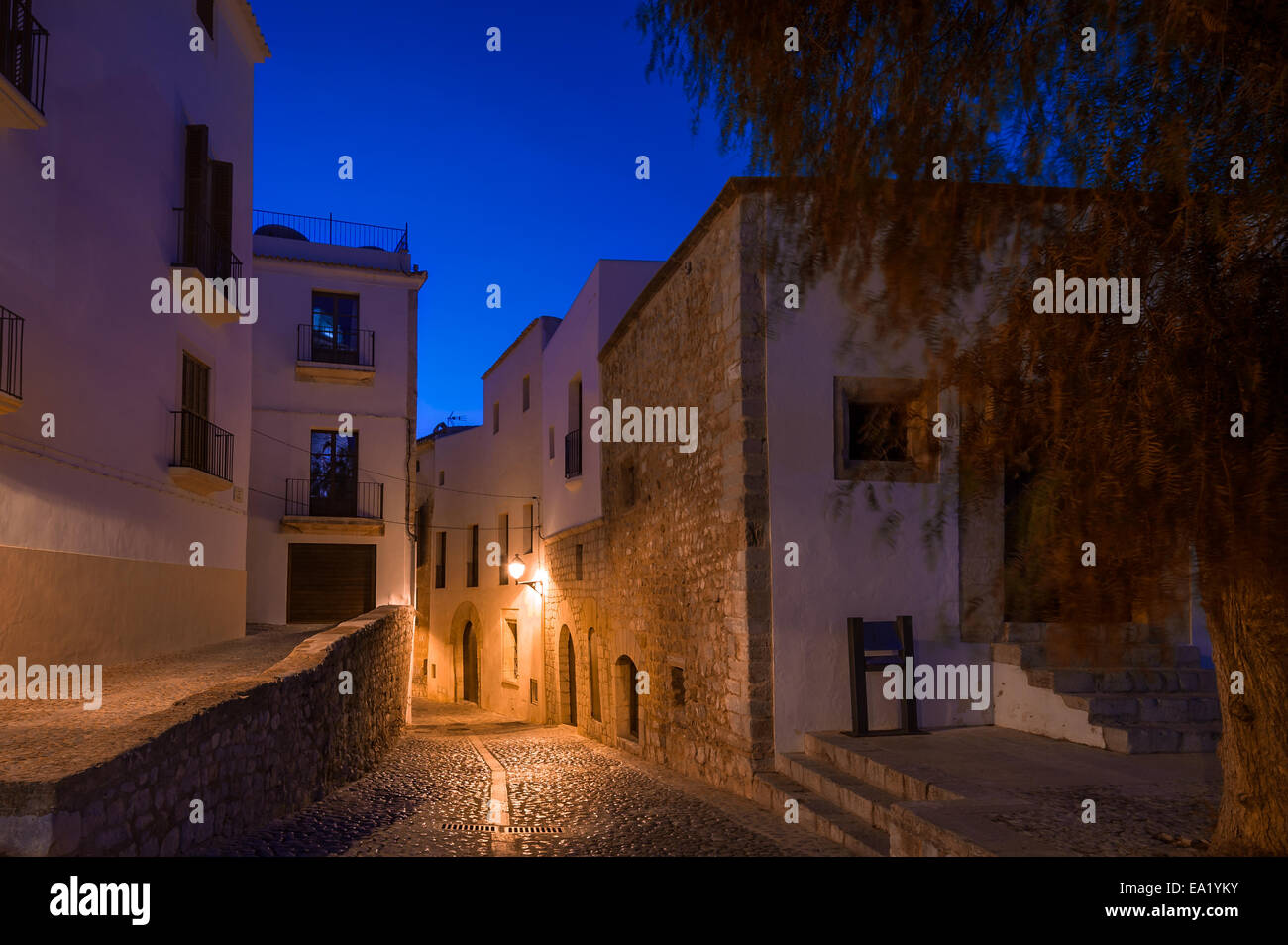 Ibiza città vecchia strada di notte Foto Stock