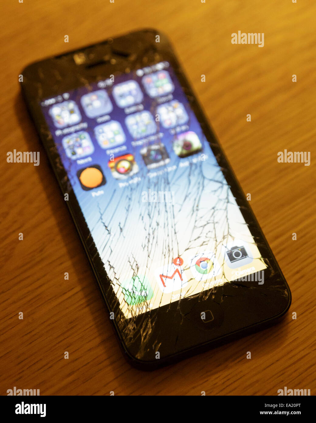 Apple iPhone 5 smartphone telefono cellulare con una spaccata e il vetro  rotto lo schermo di visualizzazione modello di rilascio: No. Proprietà di  rilascio: No Foto stock - Alamy