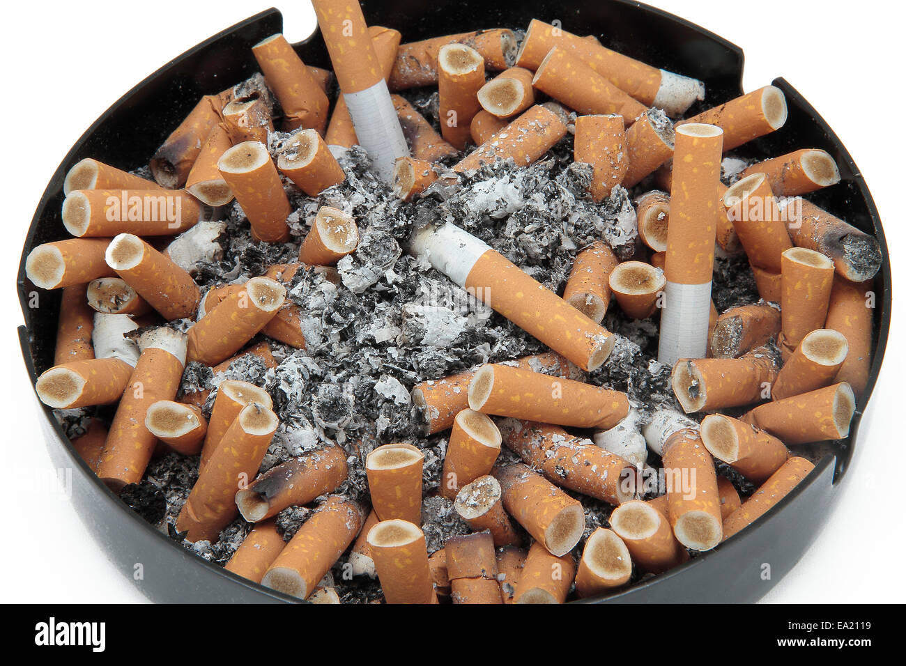 Posacenere pieno di sigari e cenere su sfondo bianco Foto stock - Alamy
