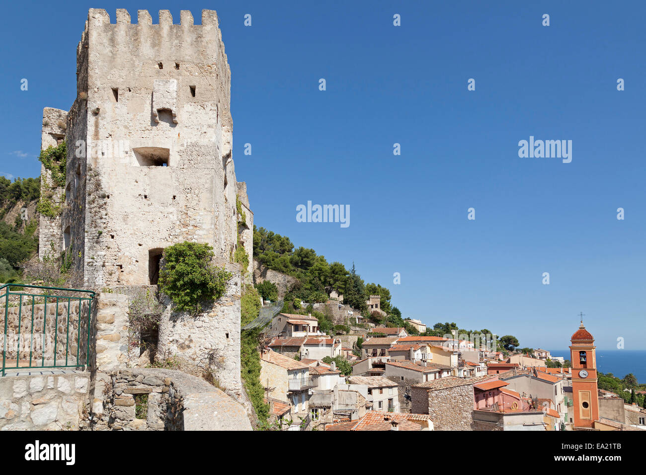 Vista attraverso i tetti della città vecchia dalla torre di difesa, Roquebrune, Cote d'Azur, in Francia Foto Stock