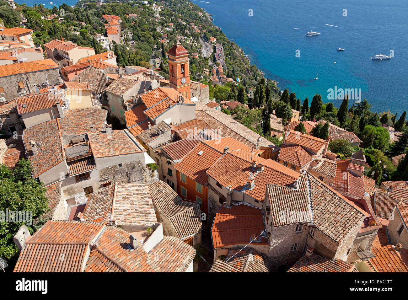 Vista attraverso i tetti della città vecchia, Roquebrune Cap Martin, Cote d'Azur, in Francia Foto Stock