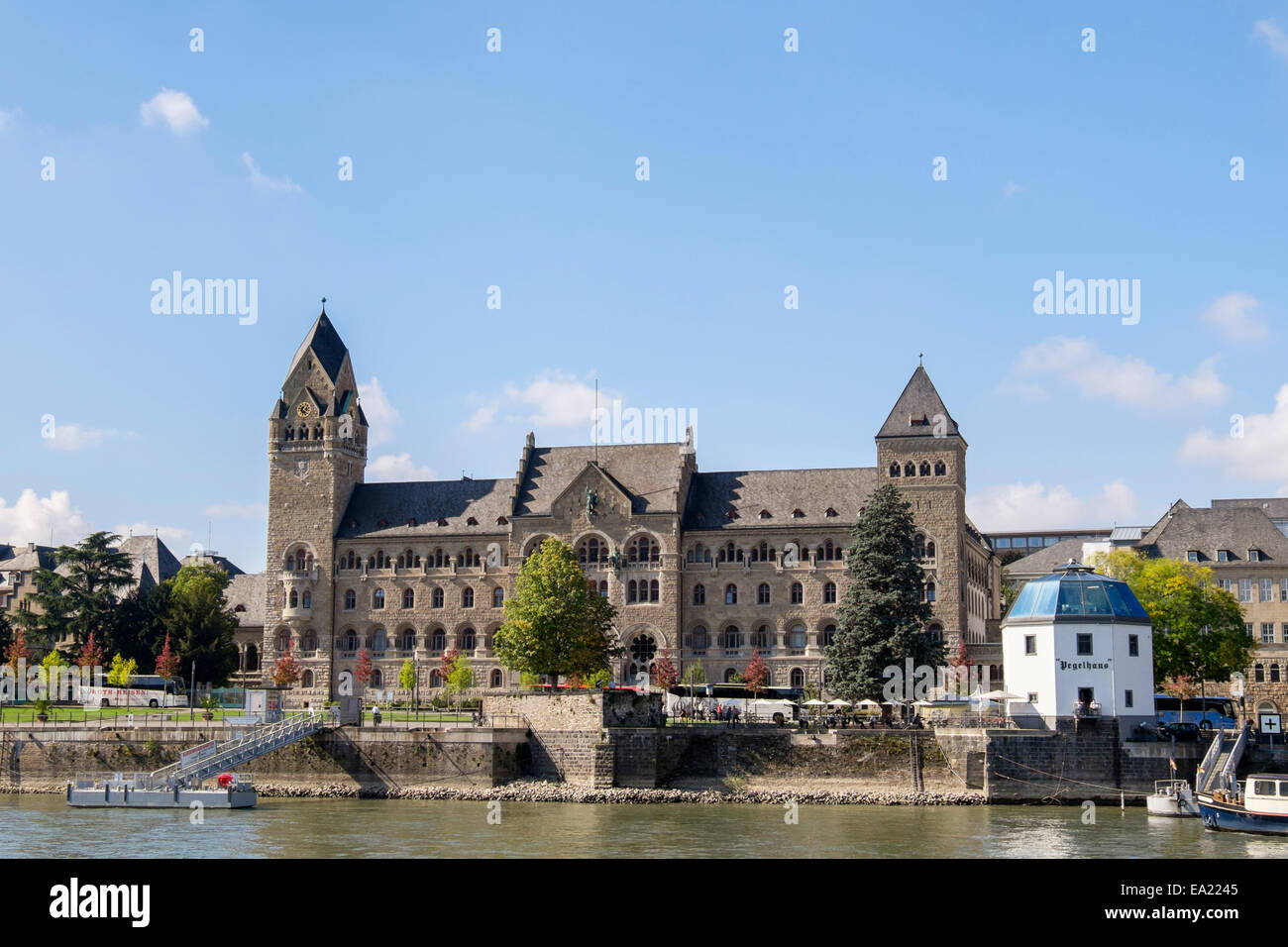 Vista sul fiume Reno a vecchi edifici e Pegelhaus (livello Casa) sul lungomare di Coblenza, Renania-Palatinato, Germania Foto Stock