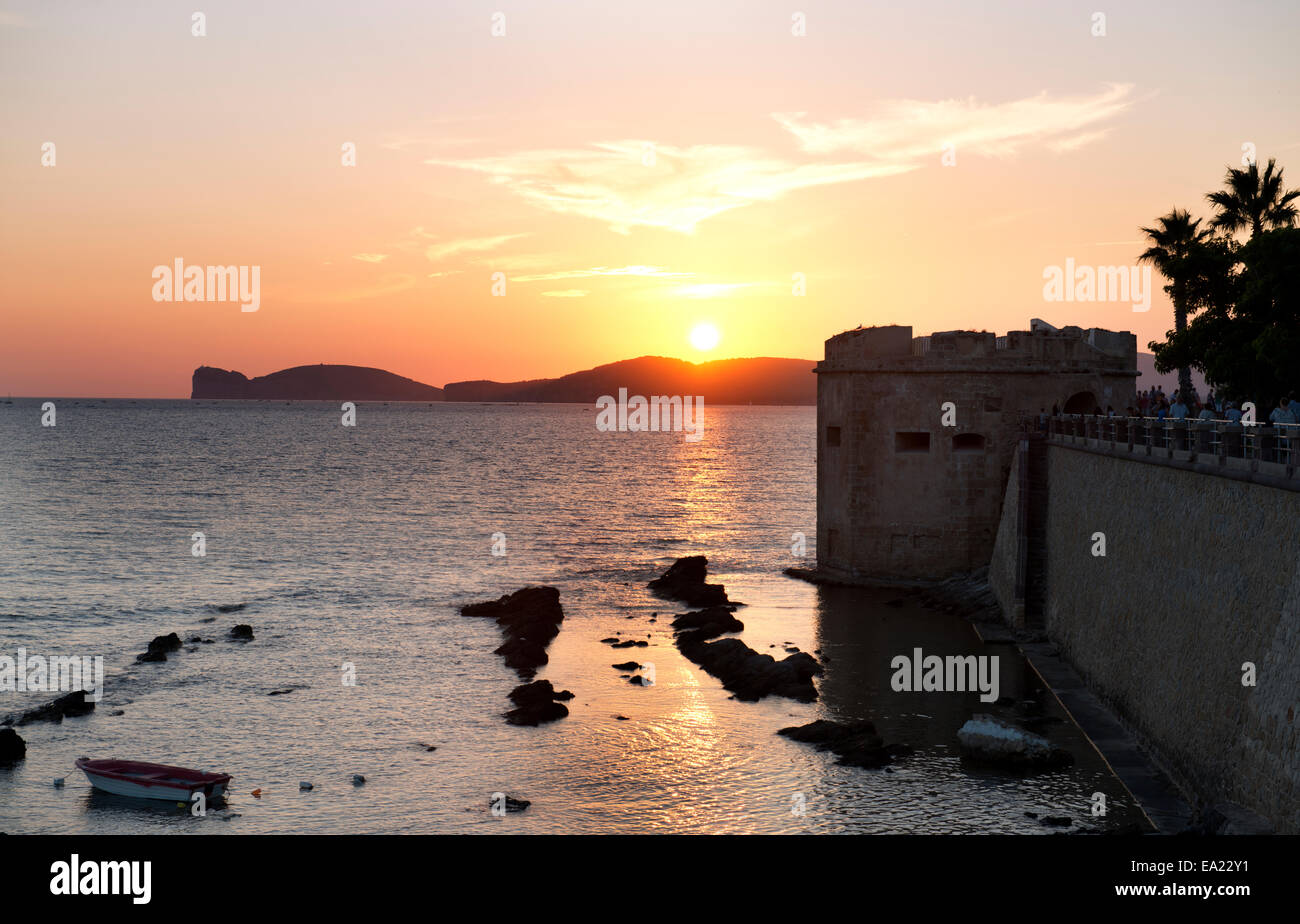 Vista di Alghero pareti al tramonto Sardegna Italia Foto Stock