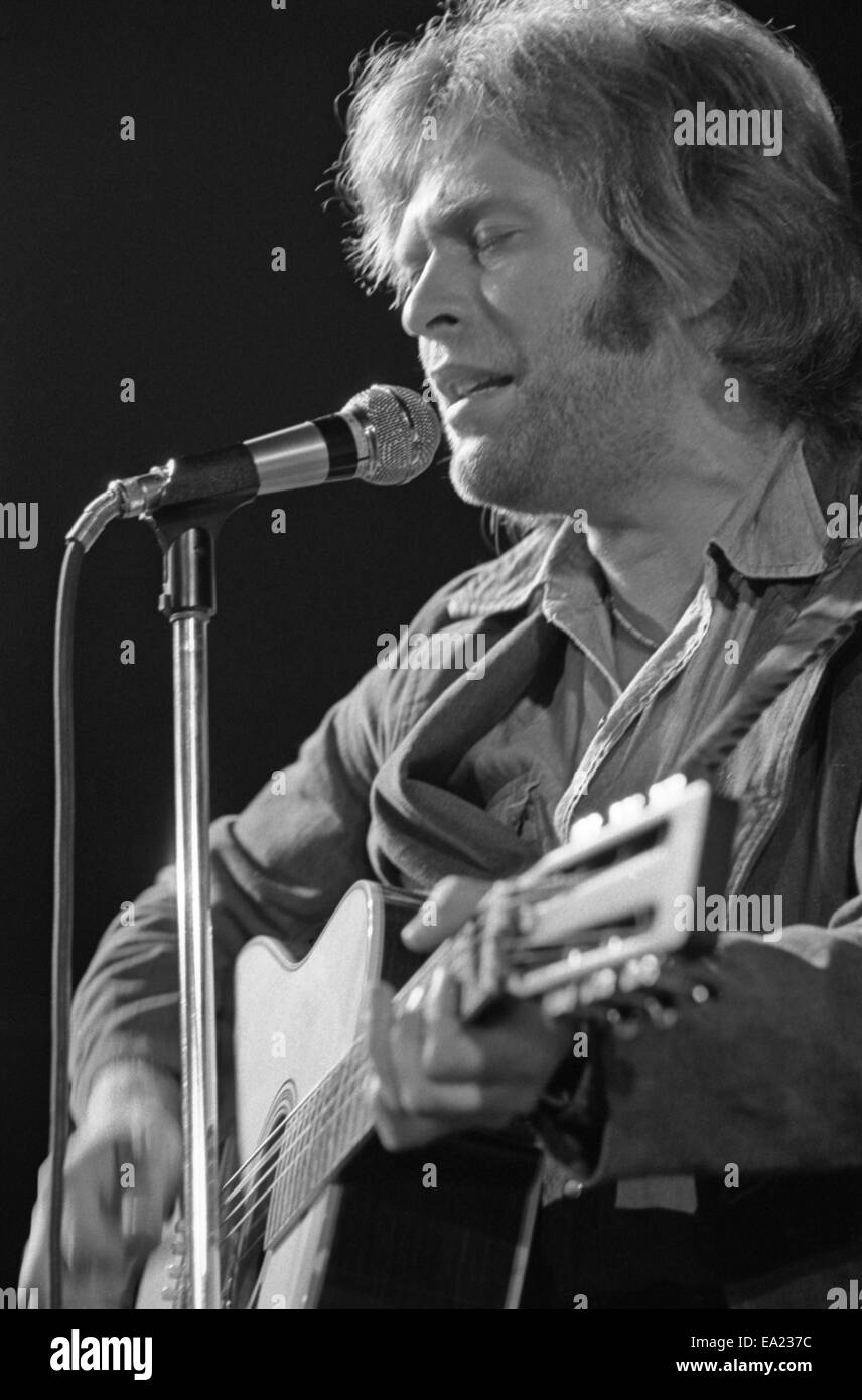 Paolo cotone canta e suona la chitarra acustica come poco eseguita a Cameron Indoor Ottobre 21, 1972. Foto Stock