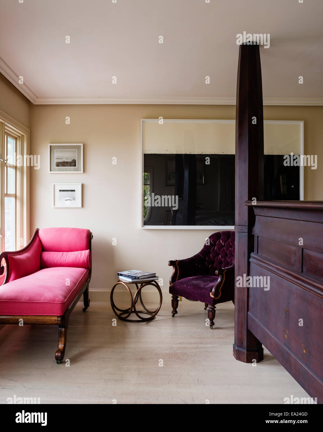 1860's IMPERO IN MOGANO letto in camera da letto con intarsi pavimenti in legno di quercia, viola abbottonata vittoriano sedia e inglese Regency chaise longue. Foto Stock