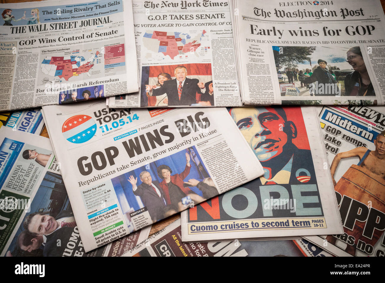 Quotidiani nazionali e locali in New York relazione sui risultati della precedente giornata di elezioni di mid-term Foto Stock