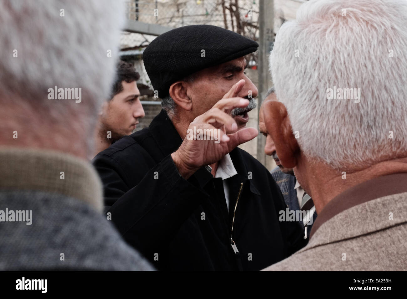 Gerusalemme. 05 Nov, 2014. I membri del Consiglio locale della Shuafat quartiere arabo, fare rivendicazioni di migliaia di dunams di terreni confiscati da Israele per l'adiacente quartiere ebraico di Ramat Shlomo. Piani recentemente annunciato da PM Netanyahu e criticato dall' Amministrazione Obama e Europa, includono la costruzione di 500 unità in Ramat Shlomo. Il territorio è considerato dalla comunità internazionale un insediamento al di là del 1949 "linea verde" accordo di armistizio con la Giordania. Credito: Nir Alon/Alamy Live News Foto Stock