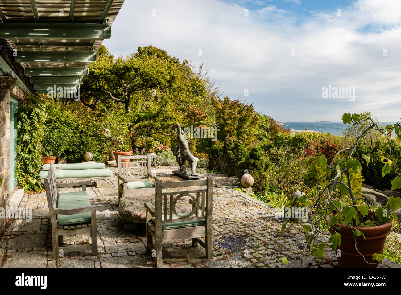 Mobili da esterno sulla terrazza di granito con Walker Hancock in fusione di bronzo e vista mare Foto Stock