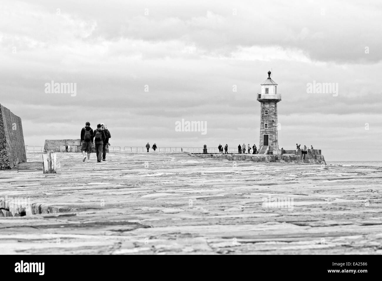 Whitby harbour guardando oltre il molo di ponente, North Yorkshire, Inghilterra Foto Stock