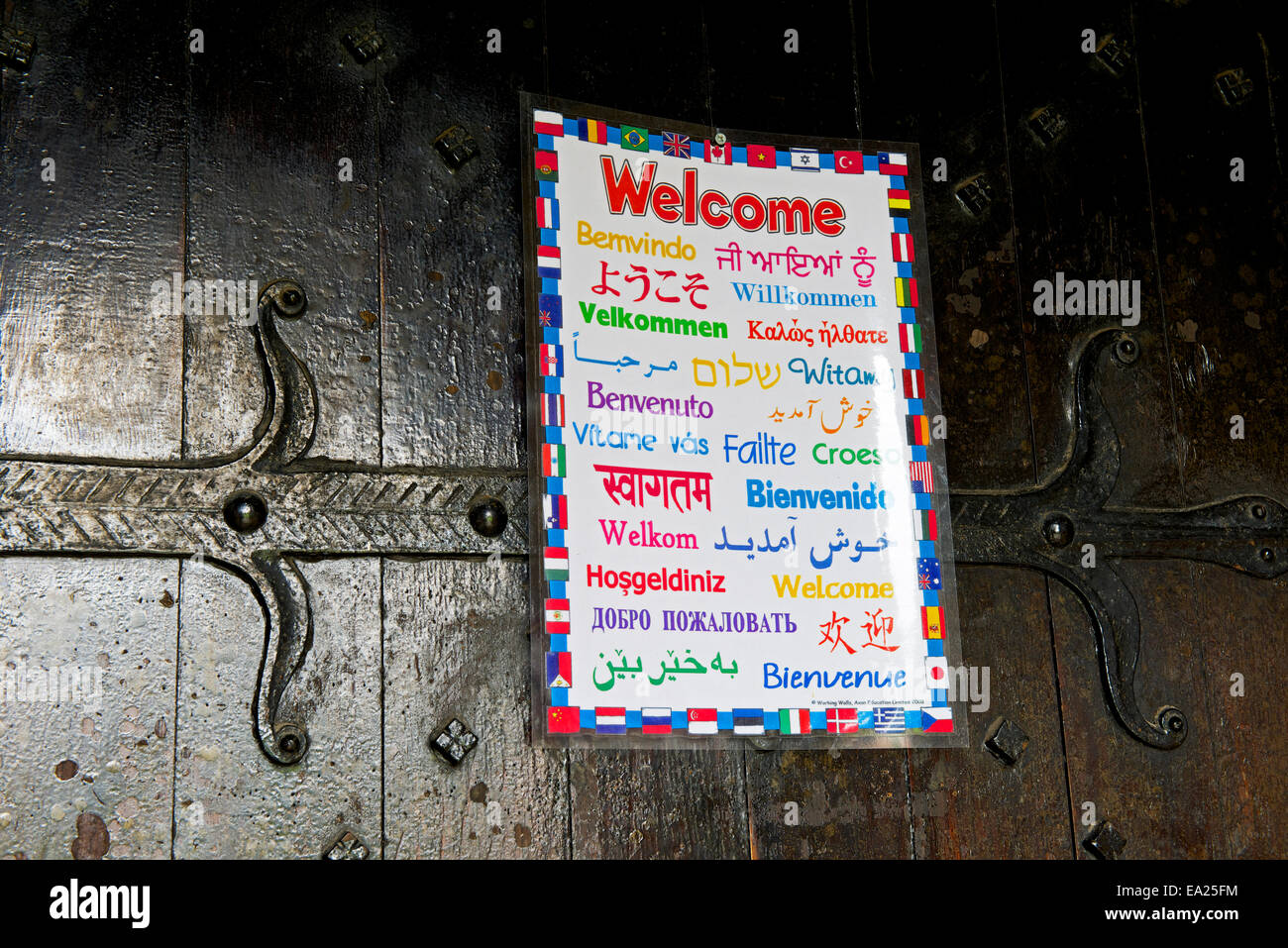 Cartello di benvenuto, in molte lingue, sulla porta della chiesa, Inghilterra Regno Unito Foto Stock