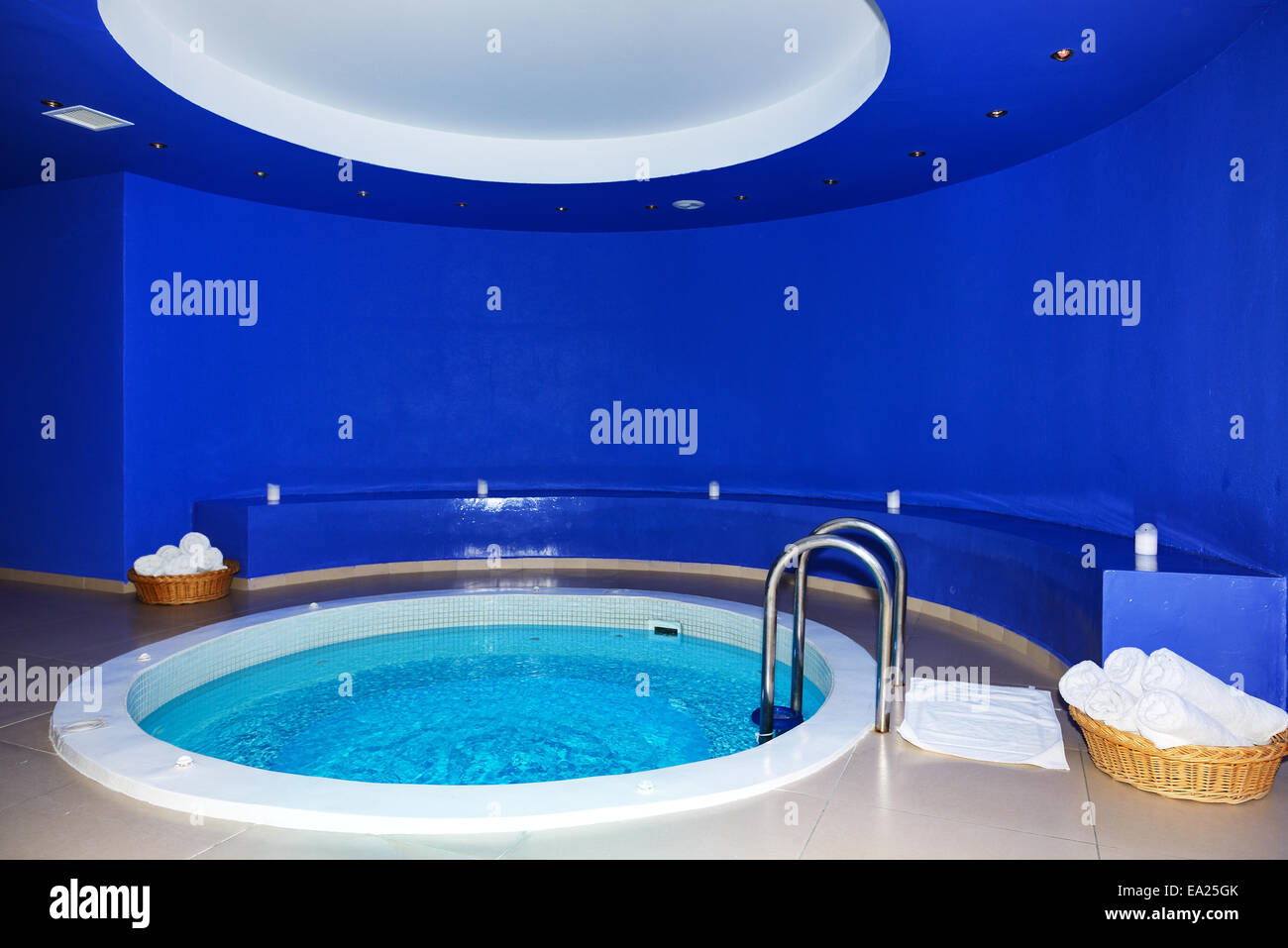 La piscina in SPA presso il moderno hotel - Santorini Island, Grecia Foto Stock