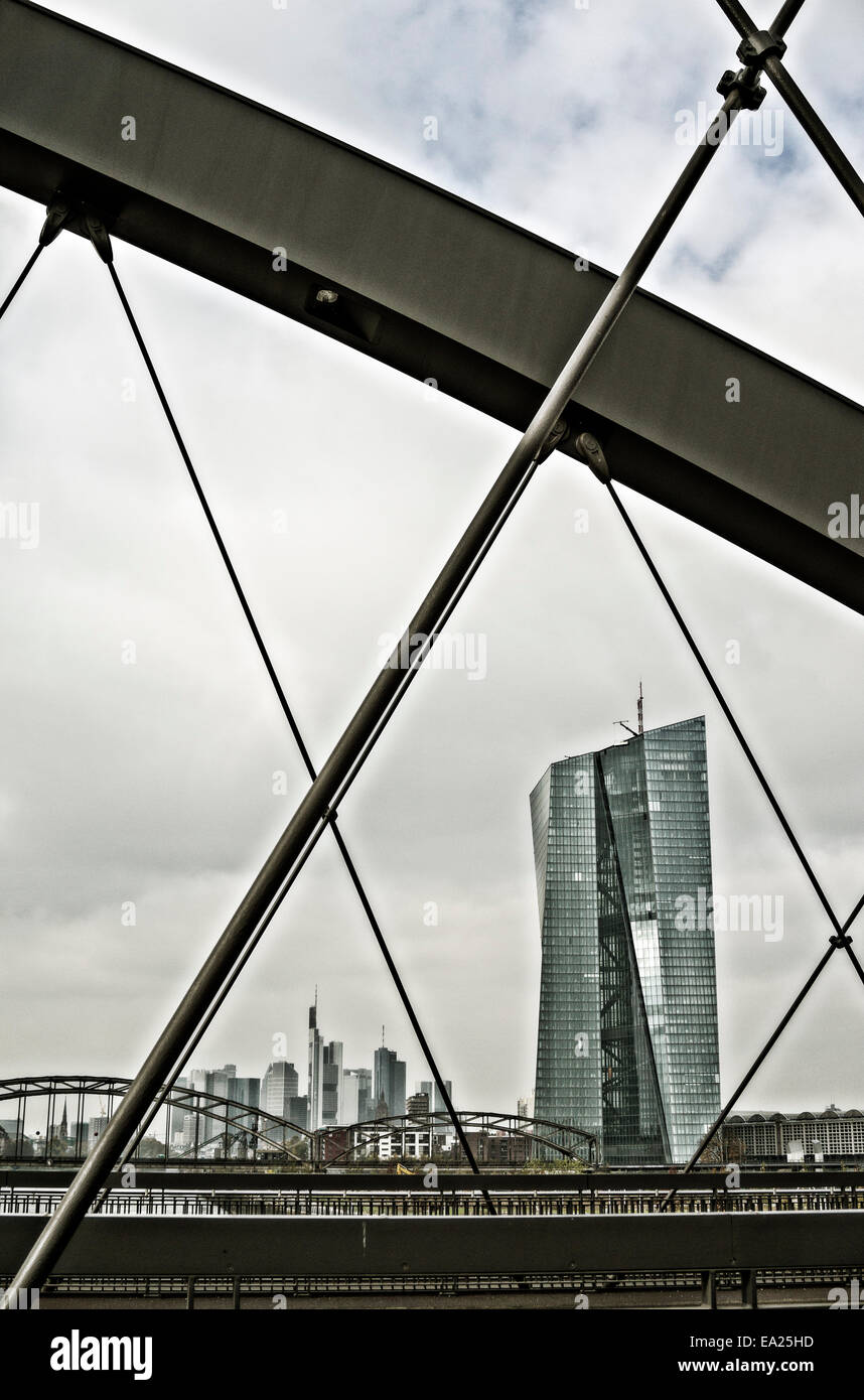 La Banca centrale europea (BCE) e lo skyline di Francoforte visto dalla costruzione di Osthafenbrücke. Foto Stock