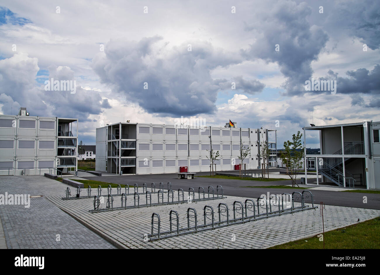 Contenitore scolastico di una scuola chiusa durante le vacanze scolastiche estive nel quartiere di Francoforte Riedberg del. Foto Stock