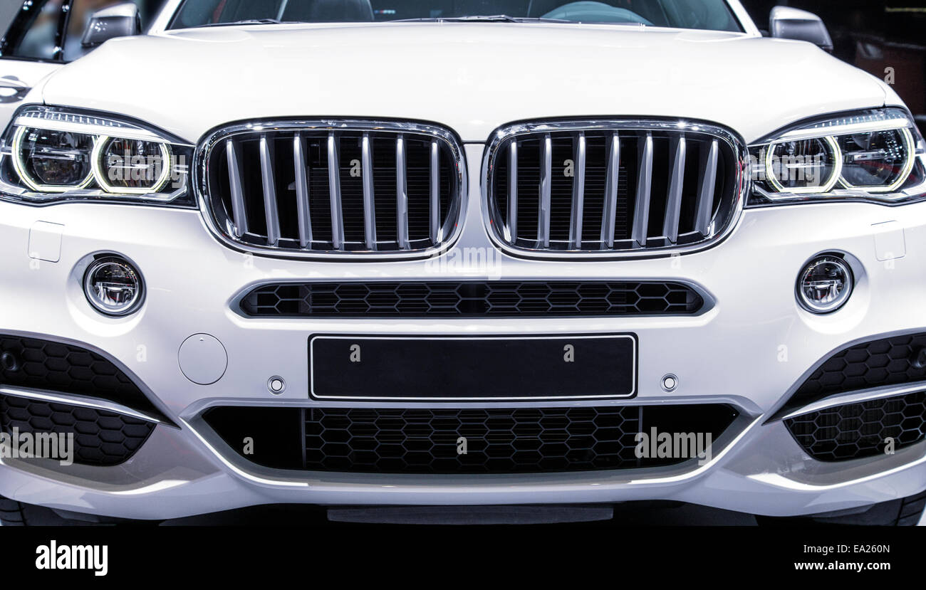 Vista di fronte di un SUV moderno del marchio BMW Foto Stock