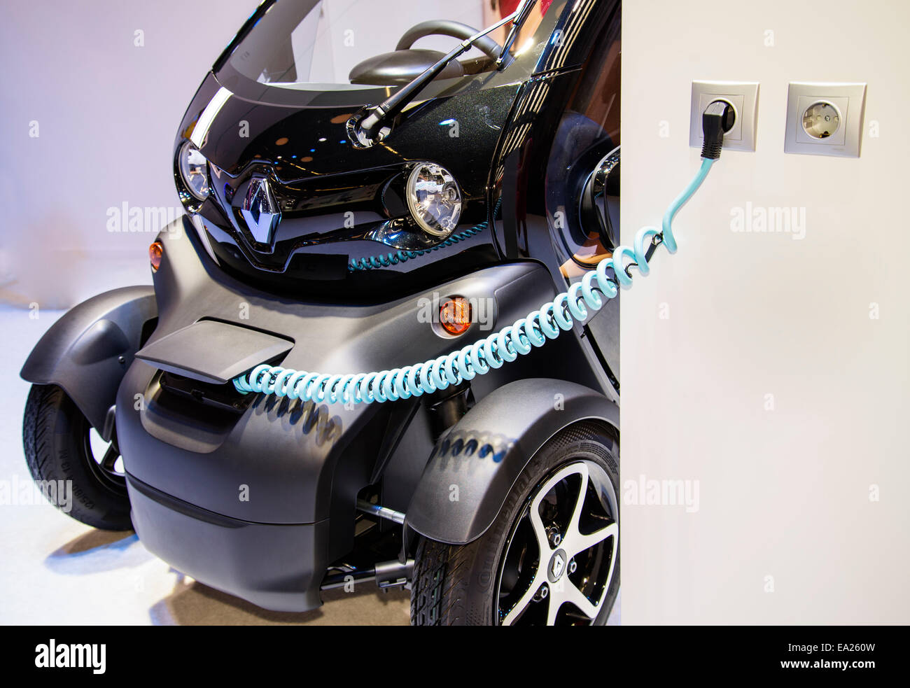 Un auto elettrica del marchio Renault Twizy è caricata sulla stazione di ricarica. Foto Stock