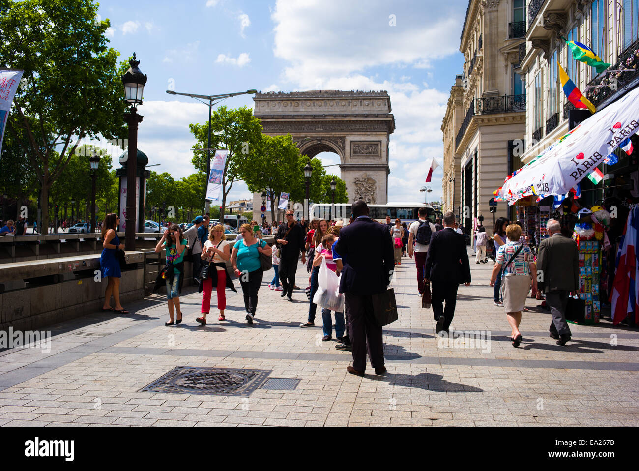 Scena di strada sul Champs-Elysees vicino al Arc de Triomphe. Parigi, Francia. Foto Stock