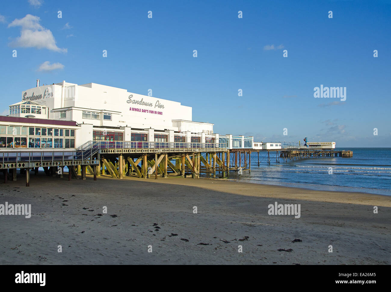 Nel tardo pomeriggio di sole sul molo a Sandown, Isola di Wight. Foto Stock