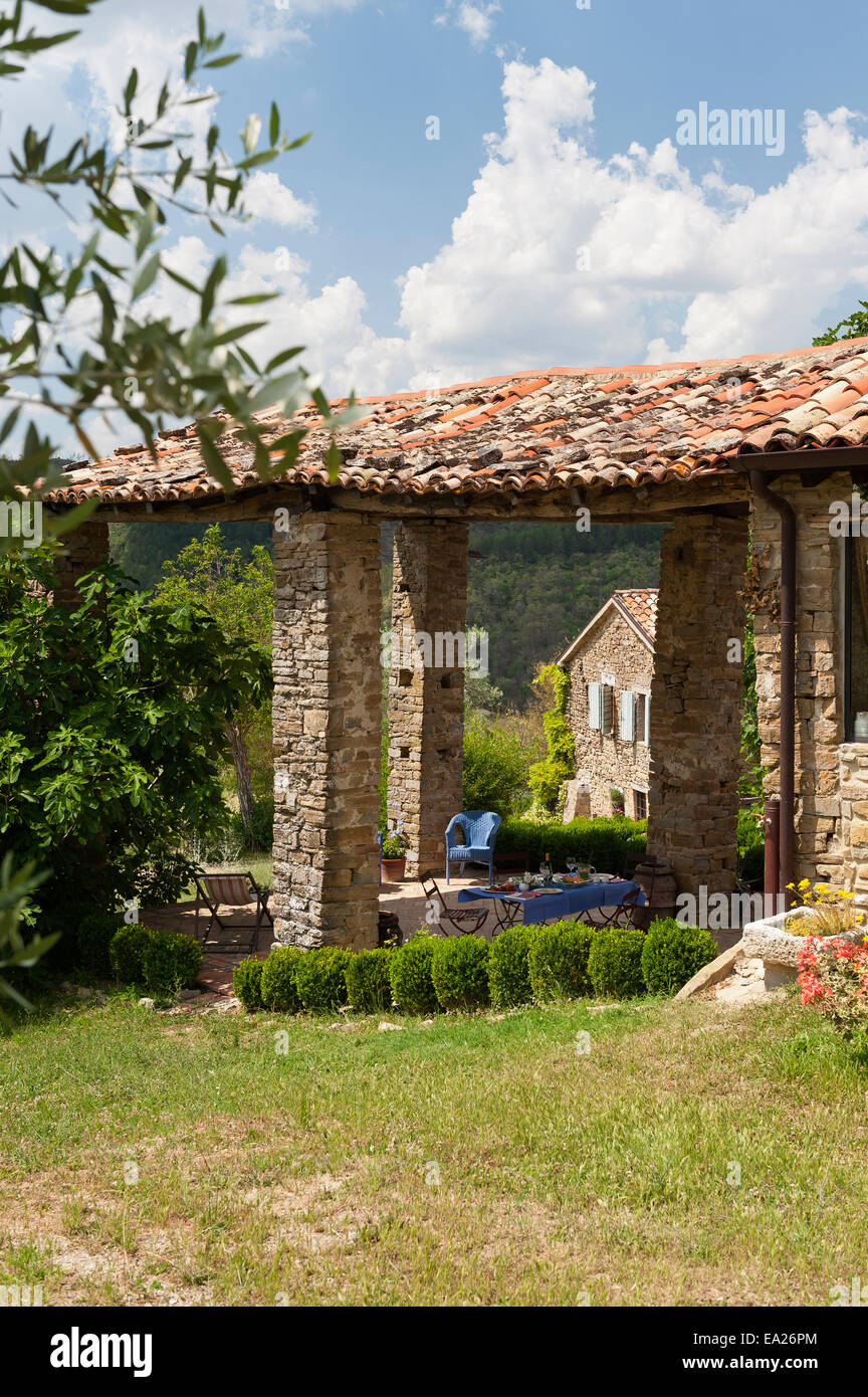 Loggia area stile della casa colonica umbra nelle colline Foto Stock