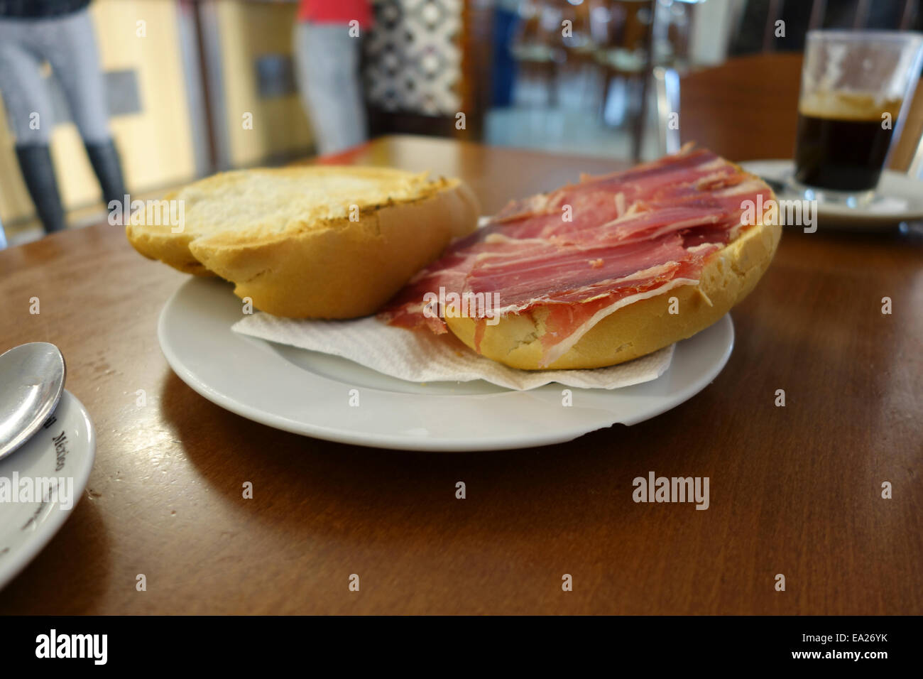 Tipica prima colazione spagnola la pagnotta di pane con prosciutto serano, caffè nero, al venta. Andalusia, Spagna. Foto Stock