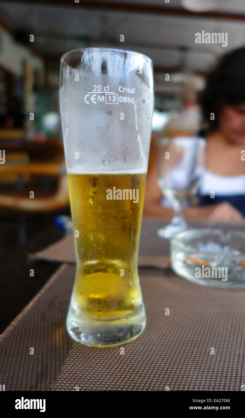 Cisal di vetro pieno per metà birra con marcatura CE 20 cl sulla tavola in Portogallo. Foto Stock