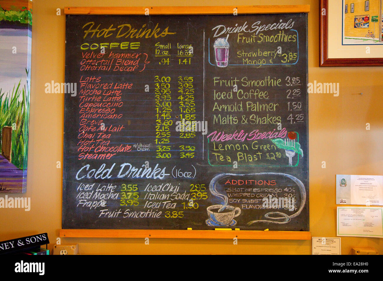 Lavagna colorata listino dei prezzi del caffè e bevande speciali presso la società Williams boutique. Ottertail Minnesota MN USA Foto Stock