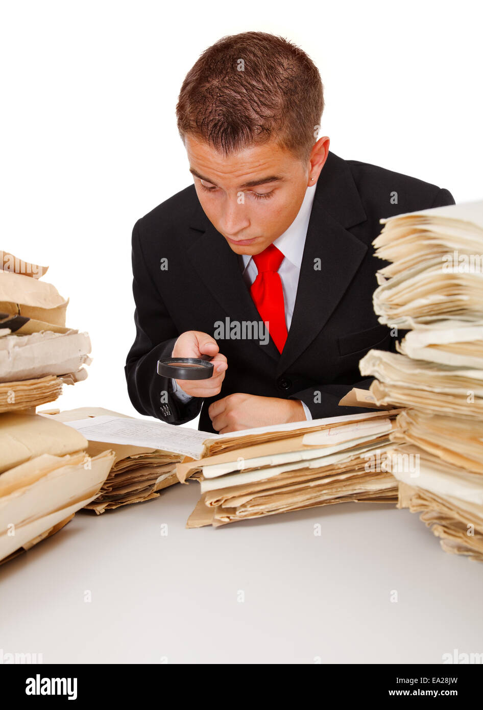 Uomo d'affari alla ricerca di una informazione in grandi quantità di dati Foto Stock