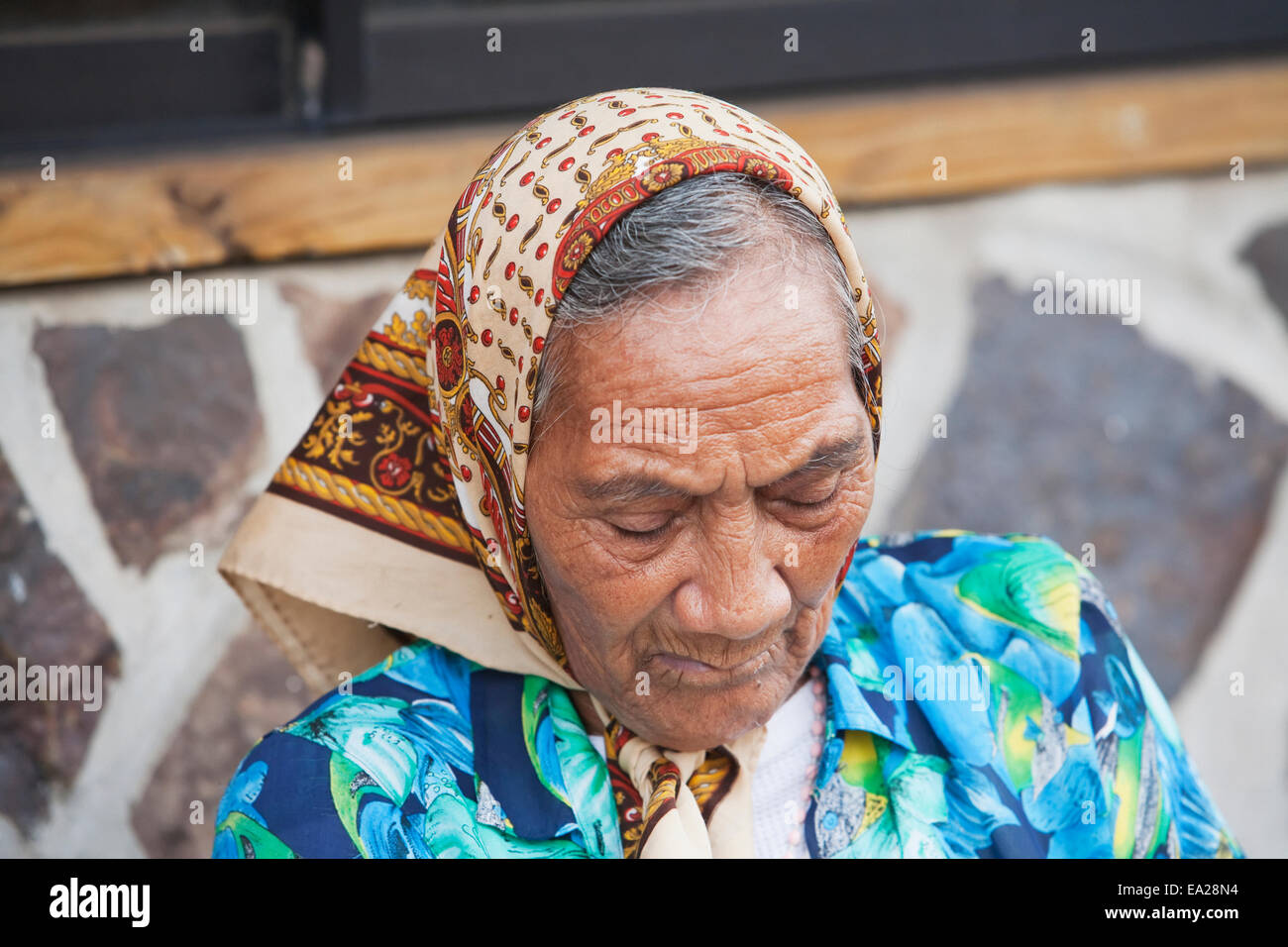Vecchia Rapa Nui donna presso l'aeroporto Mataveri, Rapa Nui (l'Isola di Pasqua), Cile Foto Stock