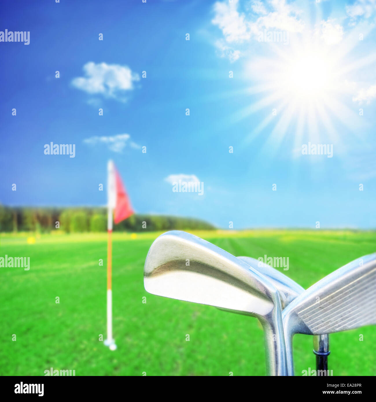 Gioco di golf. Golf Club a sacchetto contro il campo da golf con bright sun. Foto Stock