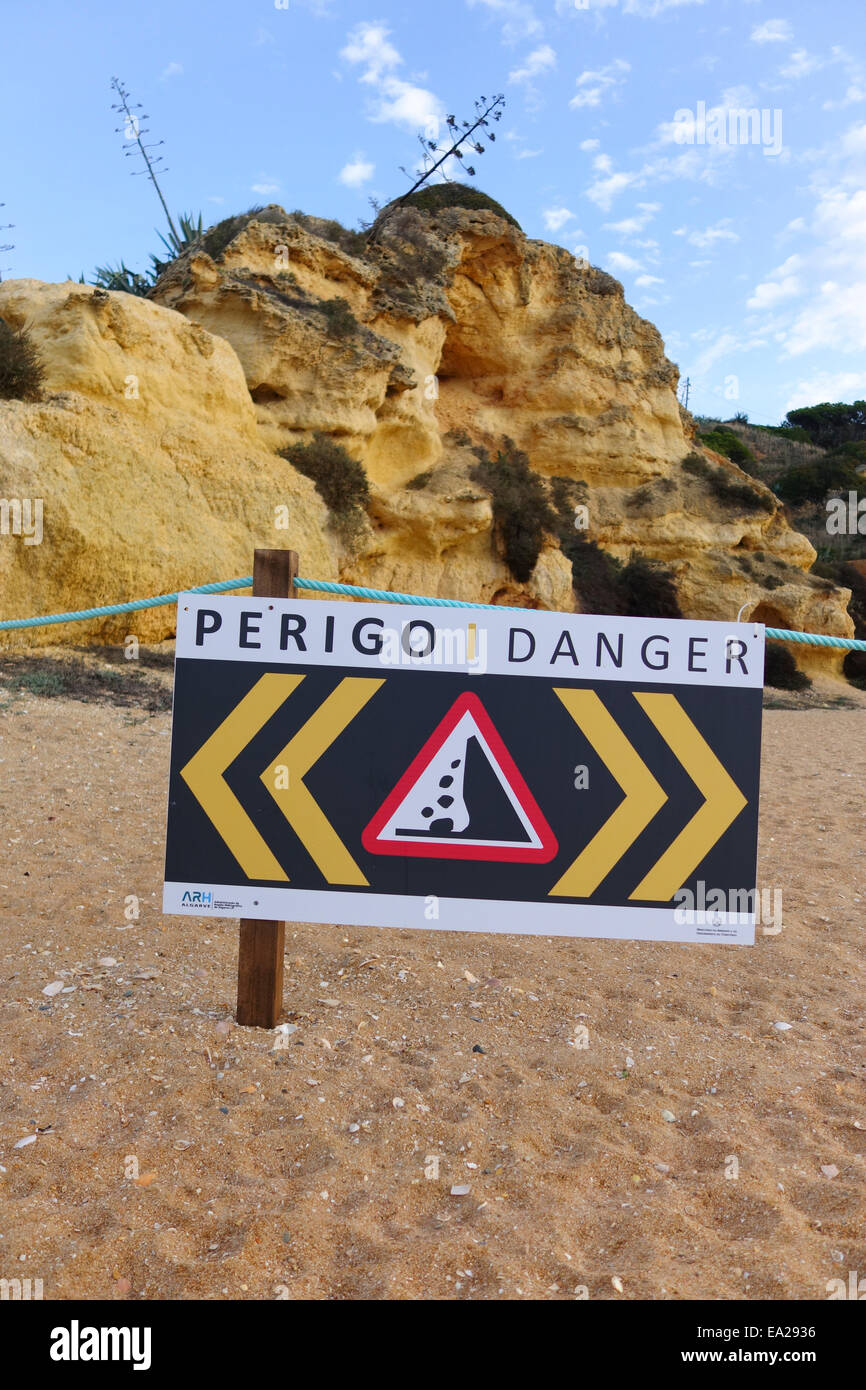 Segnaletica di pericolo rischio di collasso scogliere in Algarve caduta di massi, Portogallo. Foto Stock