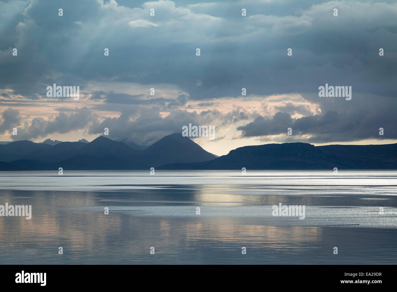 Le tranquille acque del suono interno con l'isola di Raasay in background, Applecross peninsular, Scozia Foto Stock
