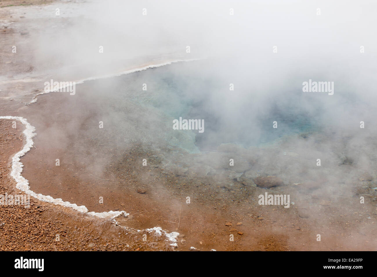 Strokkur islandese per 'La Churn' è un geyser nella regione geotermica accanto al fiume Hvítá in Islanda Foto Stock