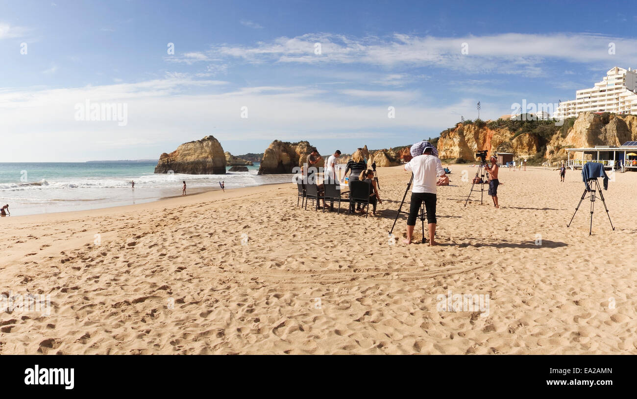 Le riprese, troupe, sulla posizione per la Romania Burlacita spettacolo TV. Portimao Praia da Rocha, Algarve, Portogallo. Foto Stock