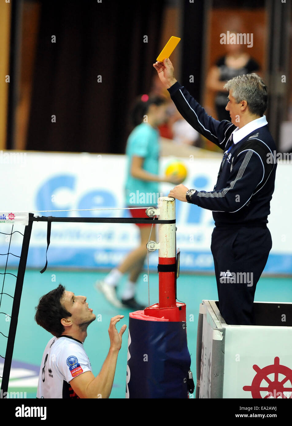 Ceske Budejovice, Repubblica Ceca. 5 Novembre, 2014. Arbitro Rajkovic, destra e Filip Habr del Jihostroj Ceske Budejovice mostrato durante il volley maschile di Champions League 1° round group F match Jihostroj Ceske Budejovice vs PGE Skra Belchatow in Ceske Budejovice, Repubblica Ceca, 5 novembre 2014. © Vaclav Pancer/CTK foto/Alamy Live News Foto Stock