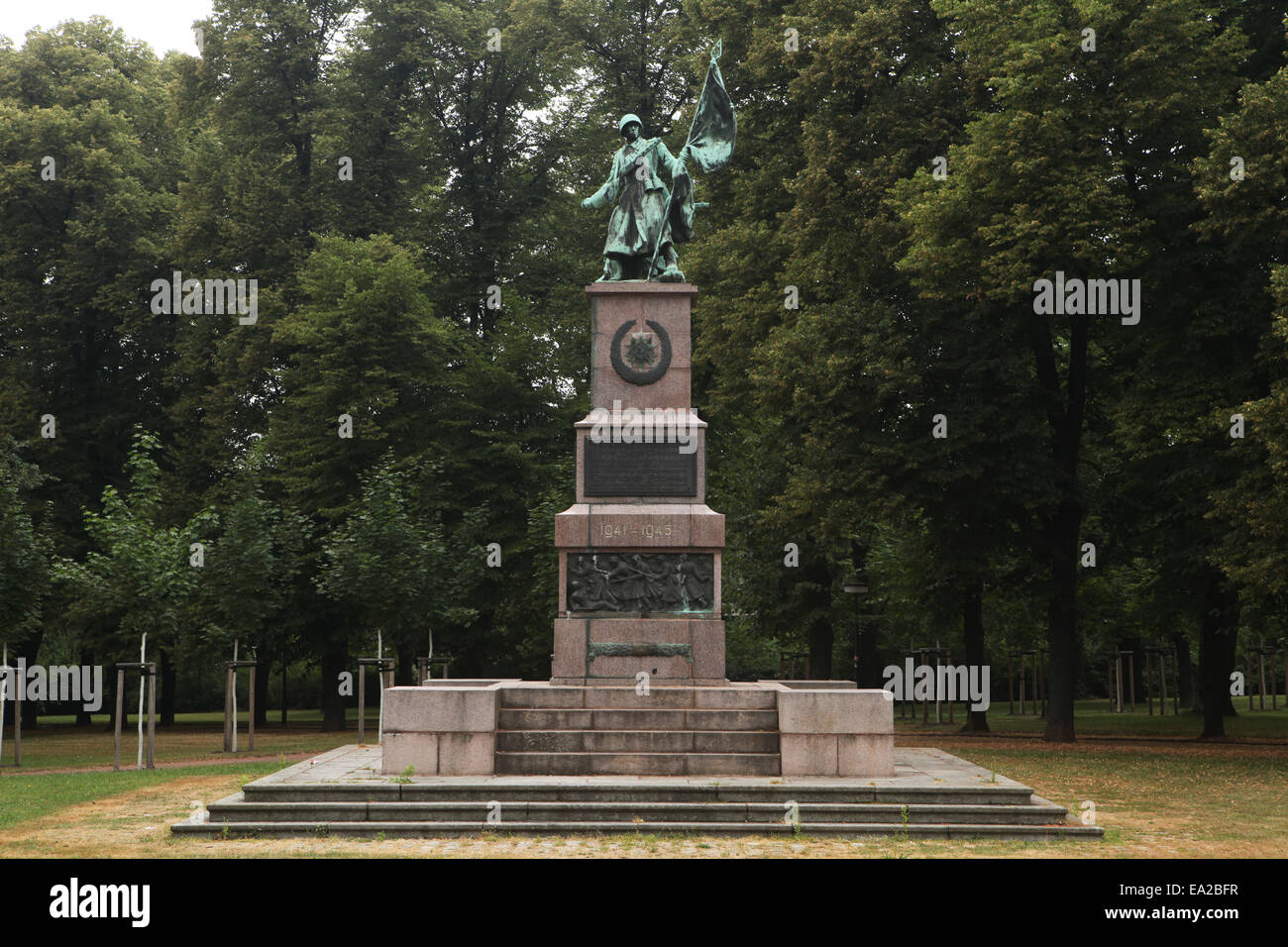 Memoriale per i soldati sovietici caduti nel corso della Seconda Guerra Mondiale da scultore tedesco Otto Rost alla Olbrichtplatz a Dresda in Sassonia, Germania. Foto Stock