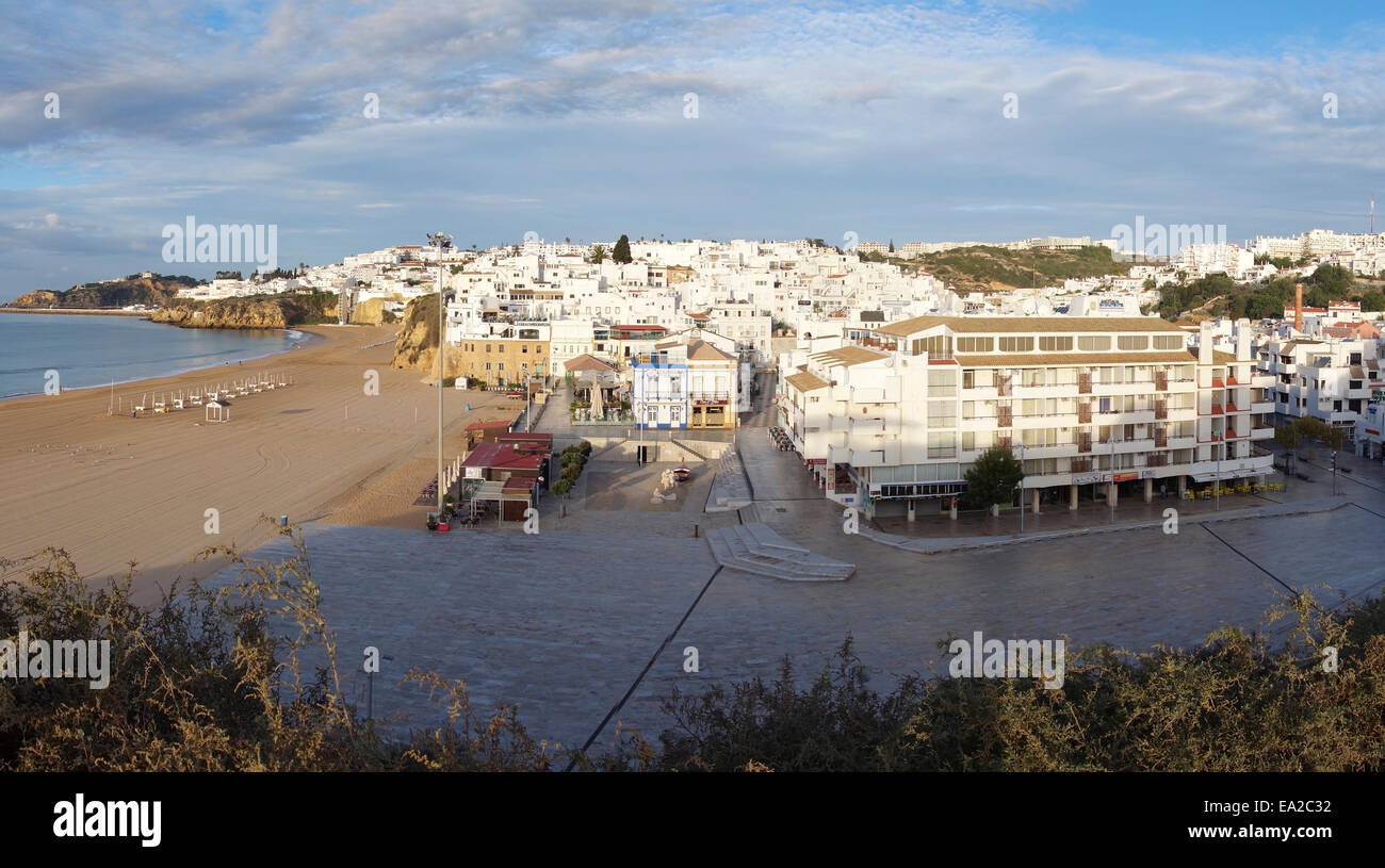 La città di Albufeira al tramonto. Algarve. Il Portogallo meridionale. Foto Stock