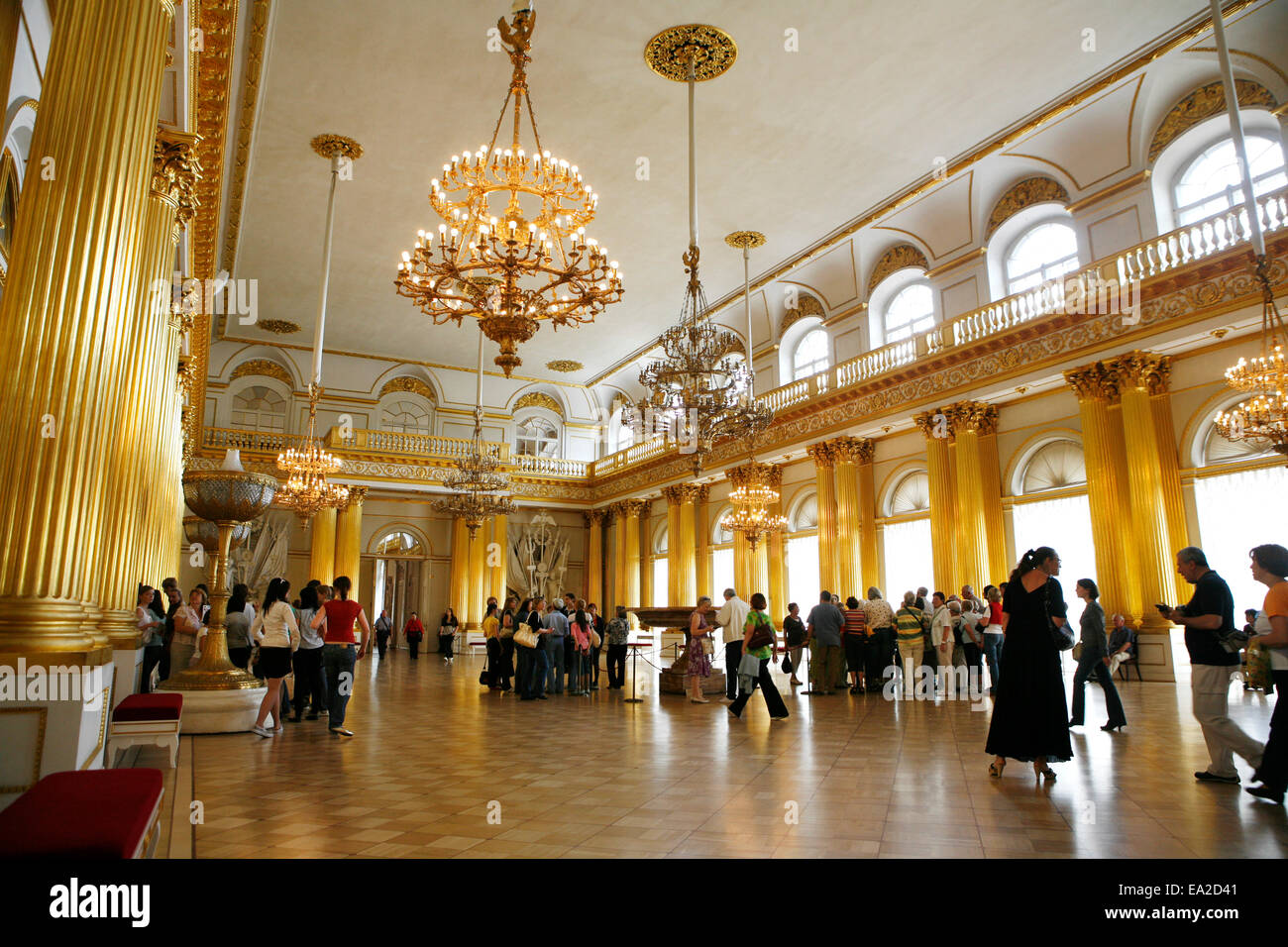 Uno di più grande sala da ballo. Il Museo Hermitage noto anche come il  Palazzo d'inverno, fu la principale residenza degli Zar russo Foto stock -  Alamy