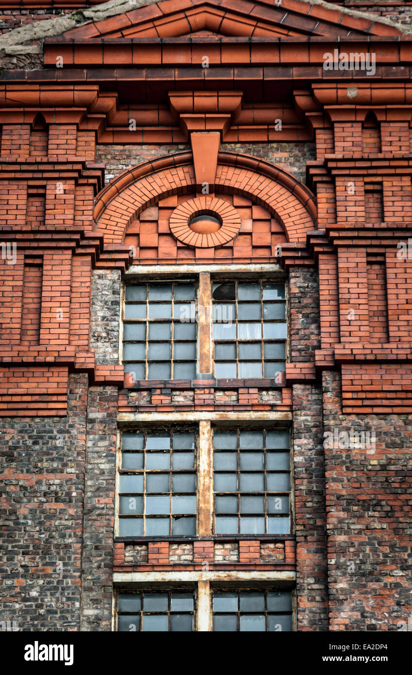 Dettaglio attorno alla finestra di un grande in mattoni costruito magazzino presso la storica Stanley Dock magazzino di tabacco, Liverpool. Foto Stock