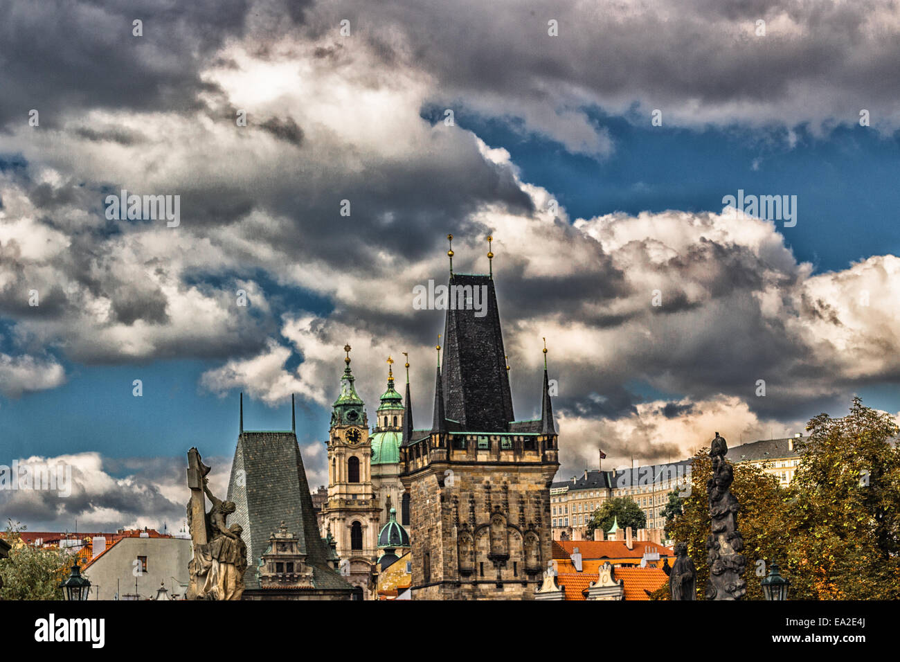 I dettagli di architettura, case, la chiesa, la torre e la scultura. La vista dal Ponte di Carlo a Praga Foto Stock