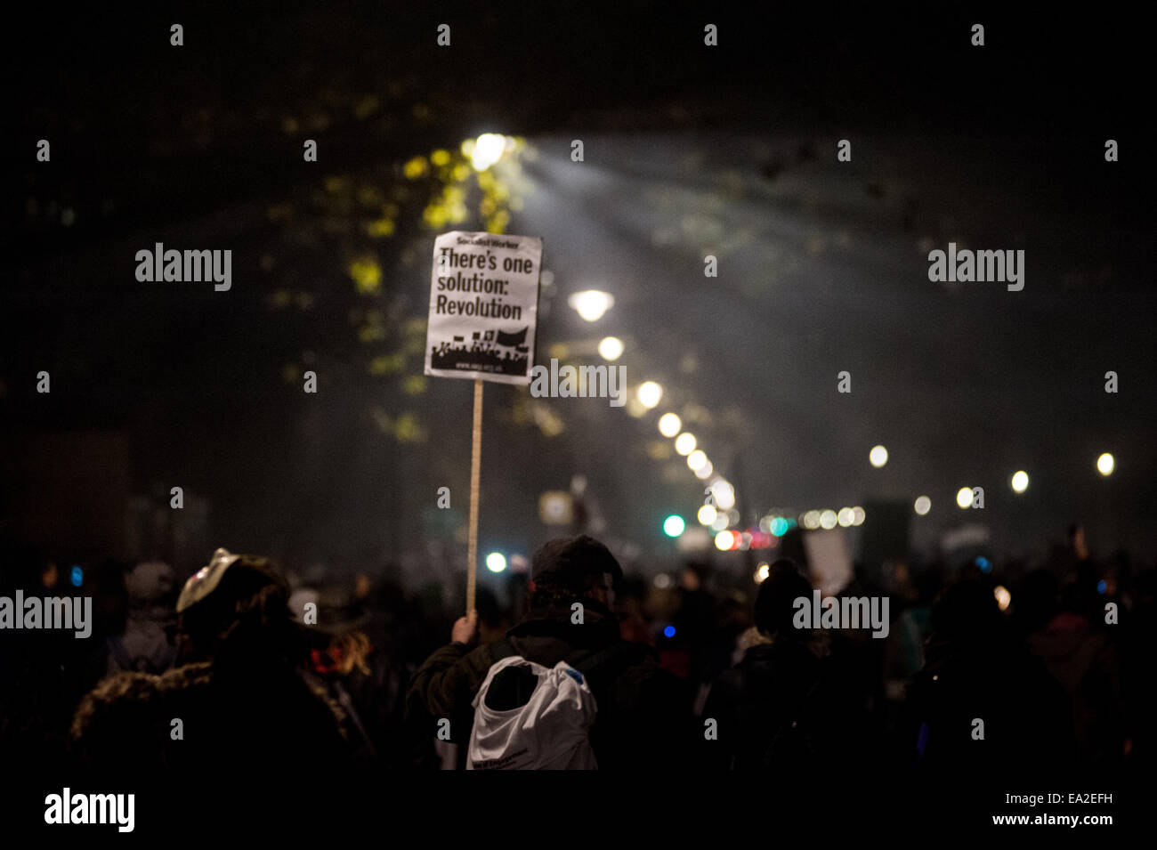 Londra, Regno Unito. 5 Novembre, 2014. un manifestante detiene una lettura della targhetta "C'è una soluzione: Revolduion' durante la maschera di milioni di marzo sulla notte dei falò Credito: Piero Cruciatti/Alamy Live News Foto Stock