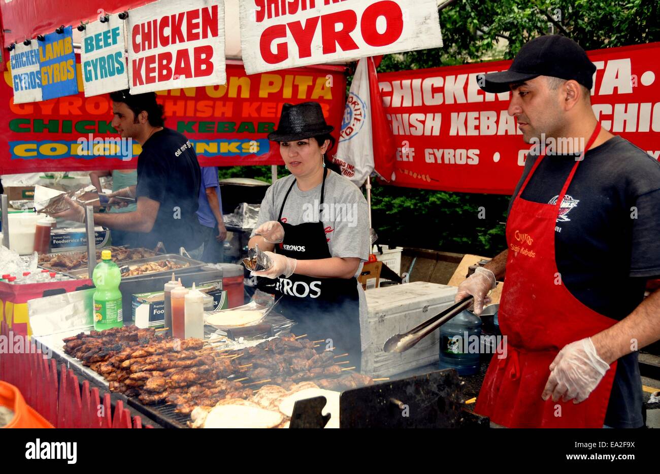 NYC: fumo sale da grigliare carni in una cabina di alimentare a un Upper West Side street festival a Broadway Foto Stock
