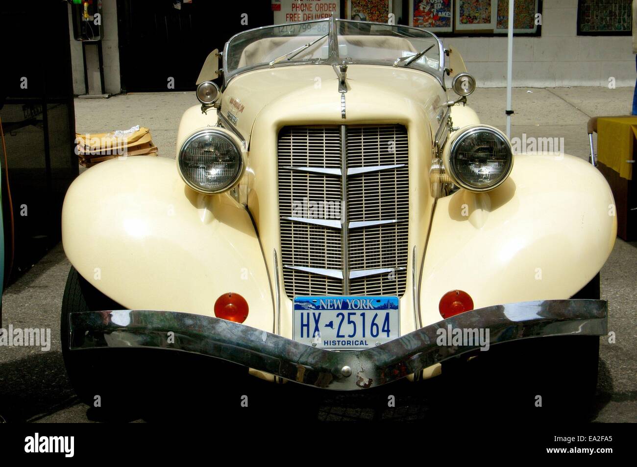 NYC: un classico vintage automobile posseduta dal Oz Mobile Storage & Company sul display Foto Stock