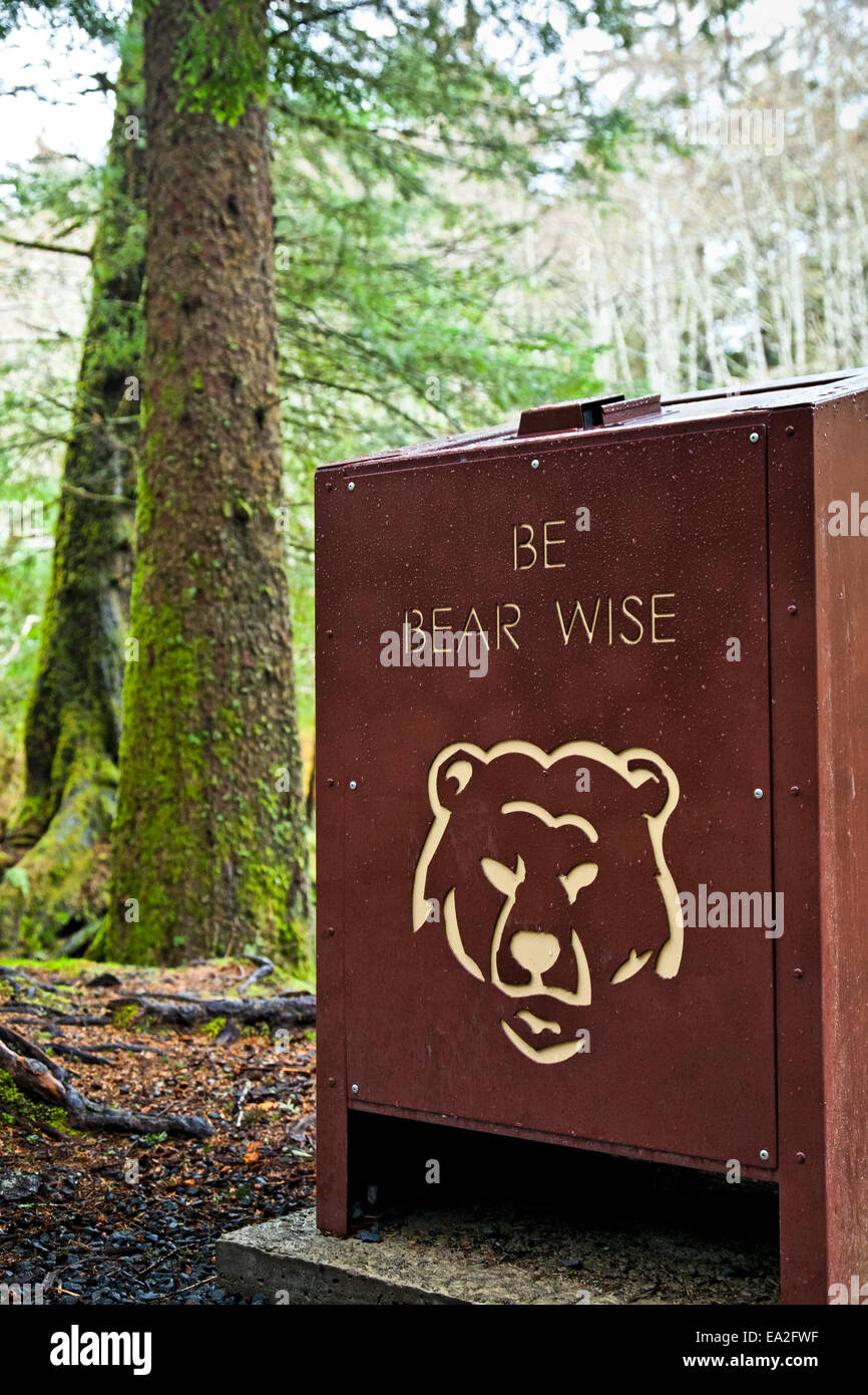 Sostenere la prova nel cestino a Totem Trail, Sitka National Historical Park; Sitka, Alaska, Stati Uniti d'America Foto Stock