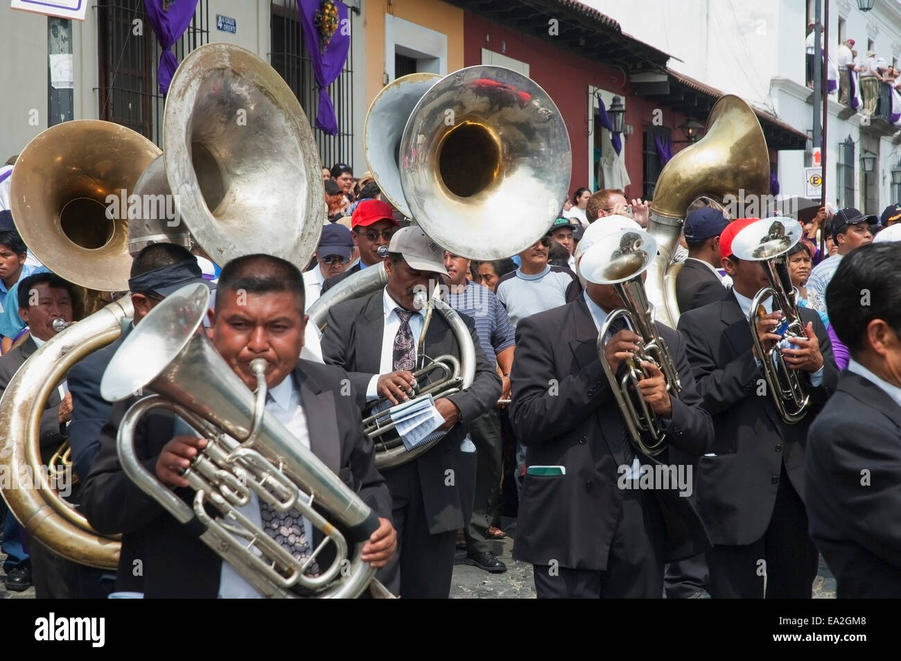 Una band musicale riproduce cortei funebri durante la processione della Santa Croce il Venerdì Santo in Antigua Guatemala, Sacatep Foto Stock