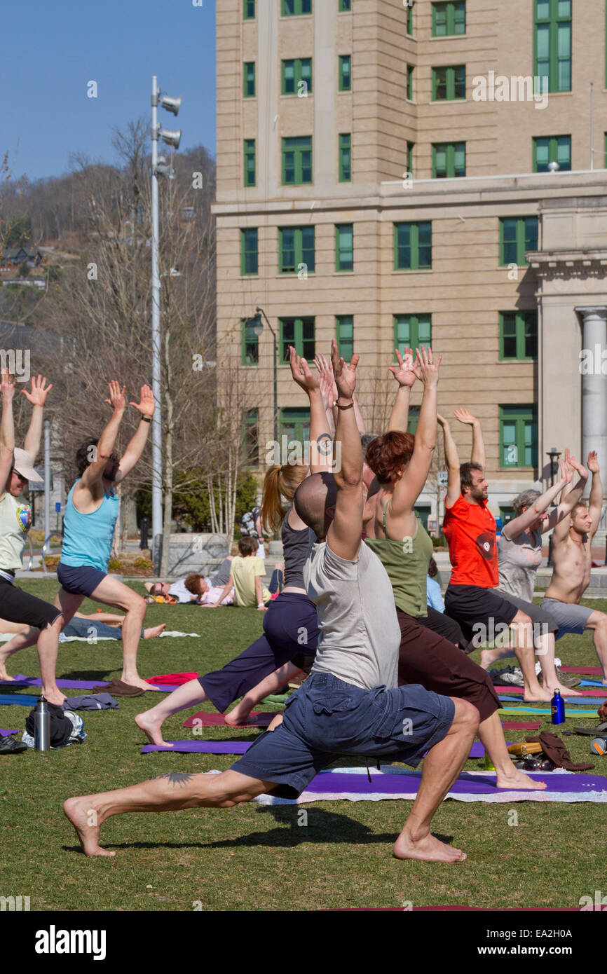 Asheville, North Carolina, Stati Uniti d'America - 12 Marzo 2011: yoga Outdoor evento da City Hall nel centro cittadino di Asheville's Pack Square Foto Stock