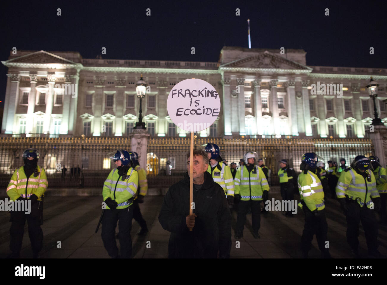 Milioni di maschera - marzo Londra REGNO UNITO 05.11.2014 Foto mostra dimostranti fuori Buckingham Palace di Londra centrale, parte dell'attivista anonimo gruppo "Maschera illion marzo' che minacciano il blocco di Londra stasera- marzo Londra UK. Credito: Jeff Gilbert/Alamy Live News Foto Stock