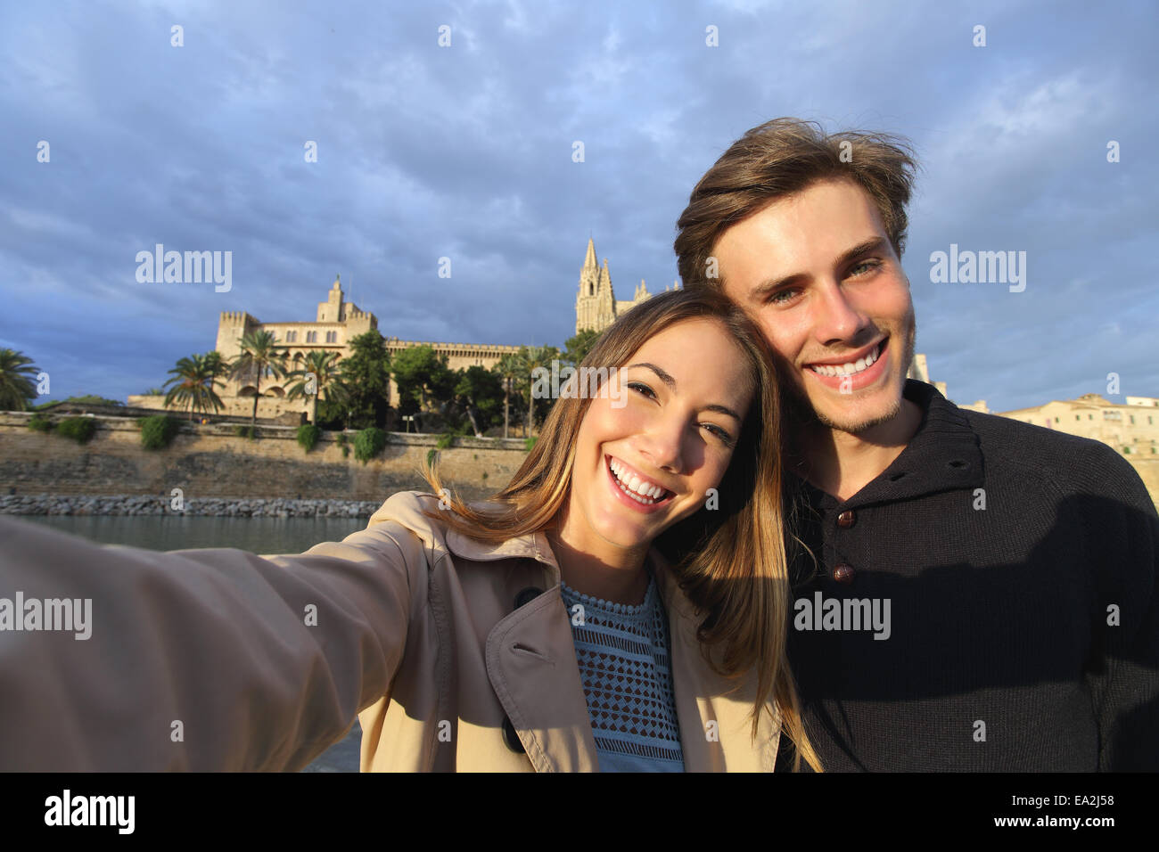 Turista giovane sulle vacanze a fotografare un selfie con Palma de Mallorca cattedrale in background Foto Stock