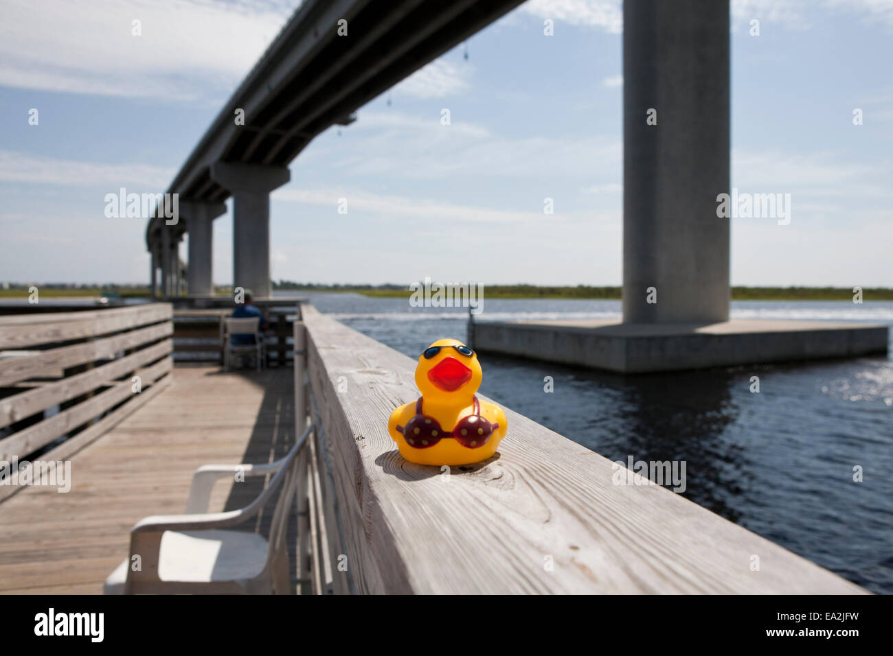 Rubber Duck lungo un marciapiede, con il ponte sopra il fiume Calabash. Foto Stock