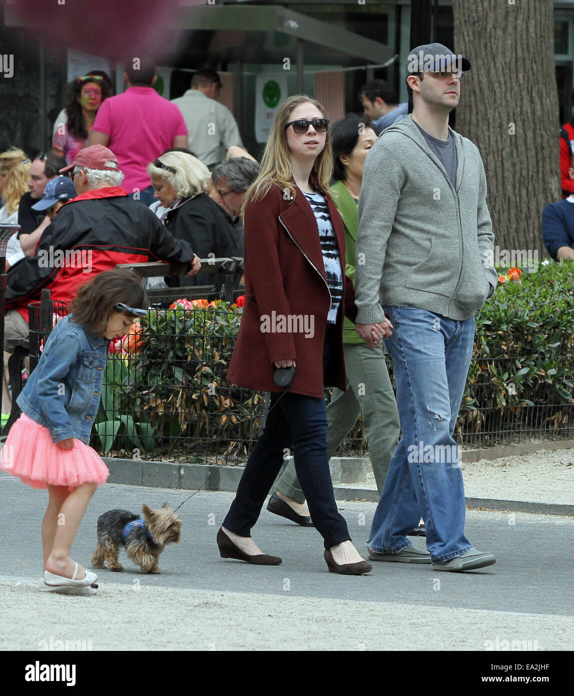 Incinta Chelsea Clinton si mette in mostra il suo bambino dosso come lei cammina con il marito Marc Mezvinsky e il loro cane in Madison Square Park offre: Chelsea Clinton,Marc Mezvinsky dove: la città di New York, New York, Stati Uniti quando: 03 Maggio 2014 Foto Stock