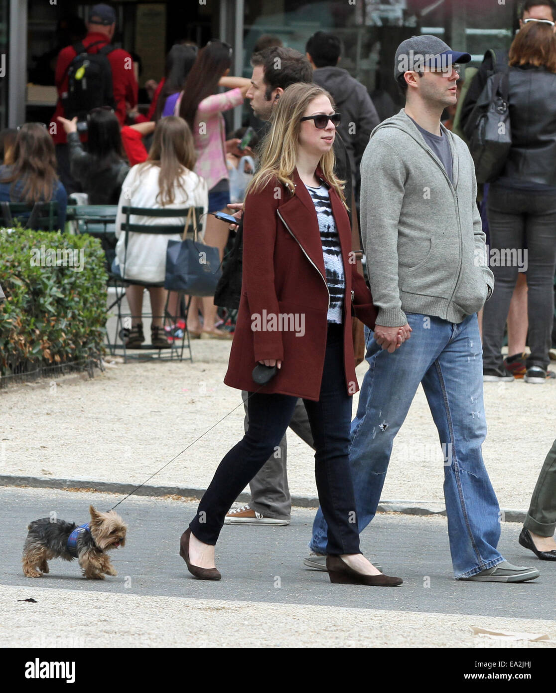Incinta Chelsea Clinton si mette in mostra il suo bambino dosso come lei cammina con il marito Marc Mezvinsky e il loro cane in Madison Square Park offre: Chelsea Clinton,Marc Mezvinsky dove: la città di New York, New York, Stati Uniti quando: 03 Maggio 2014 Foto Stock